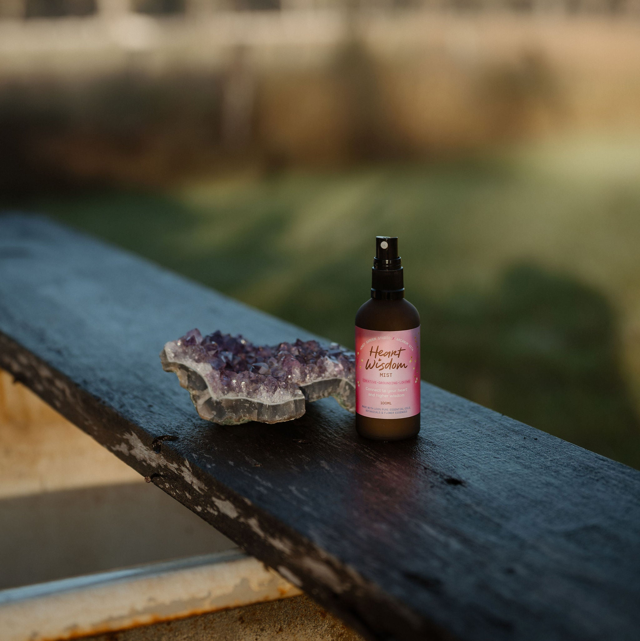 honey-garden-spray-bottle-wooden-ledge-farmland-02-dsc4452.png